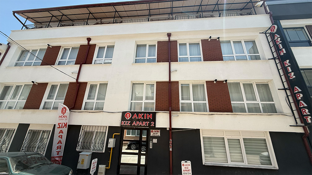 Akın kız apart